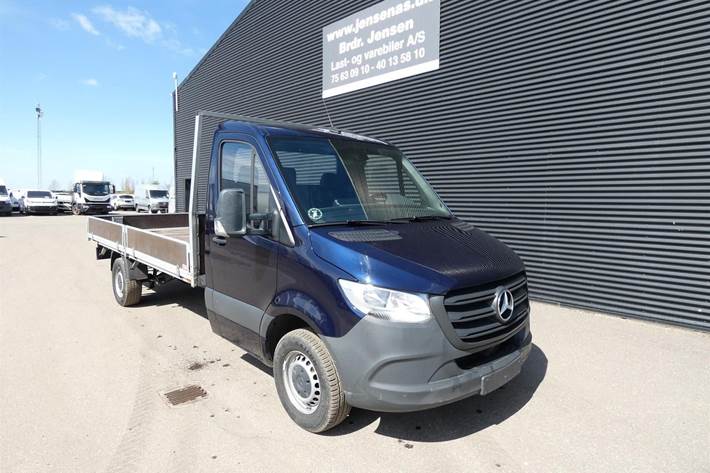 Blå Mercedes Sprinter 317 fra 2022