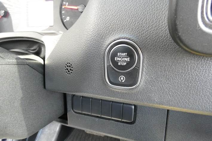 Blå Mercedes Sprinter 317 fra 2022