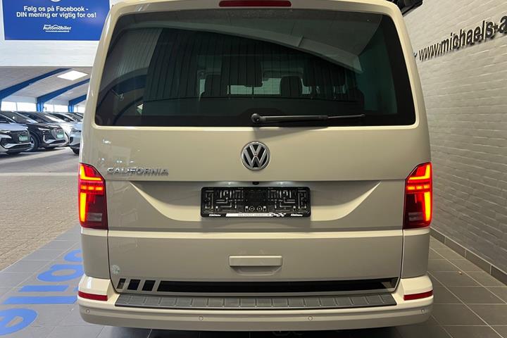 Beige VW California fra 2022 set udefra
