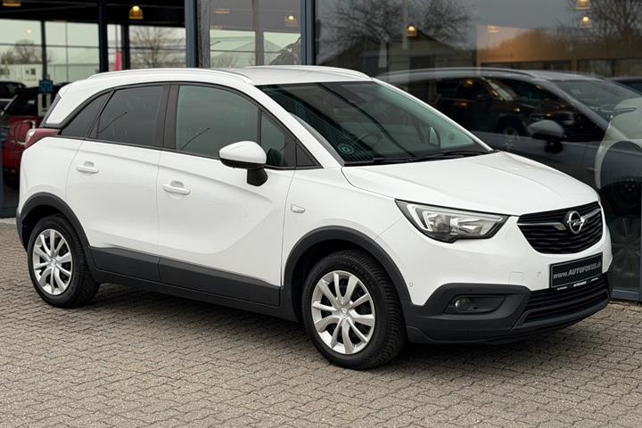 Hvid Opel Crossland X fra 2018 set udefra