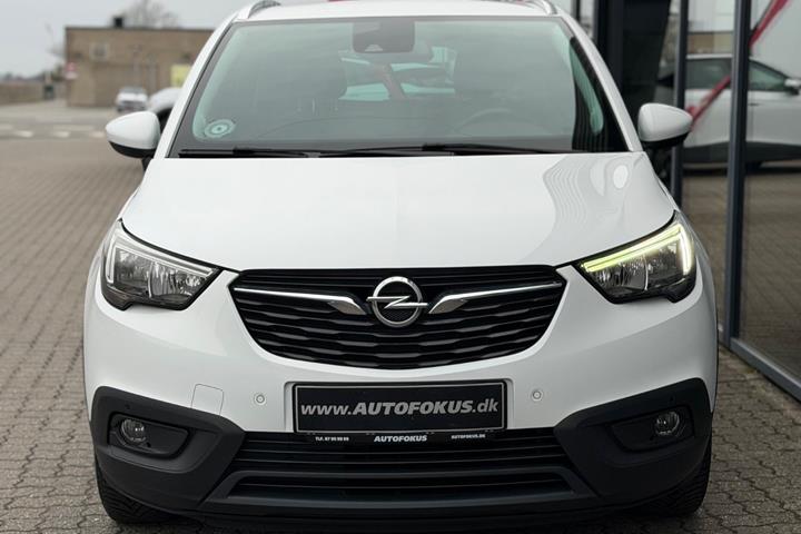 Hvid Opel Crossland X fra 2018 set udefra