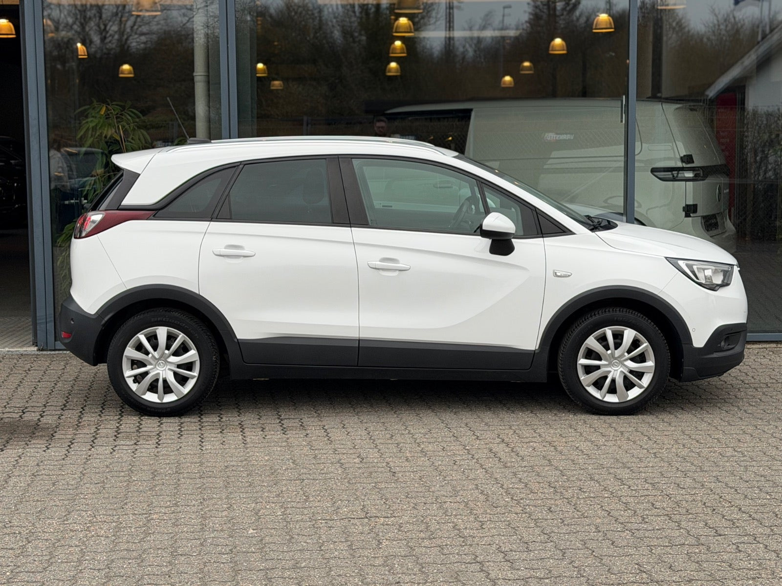 Hvid Opel Crossland X fra 2018