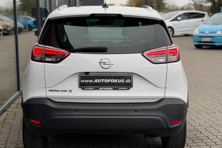Hvid Opel Crossland X fra 2018 set udefra