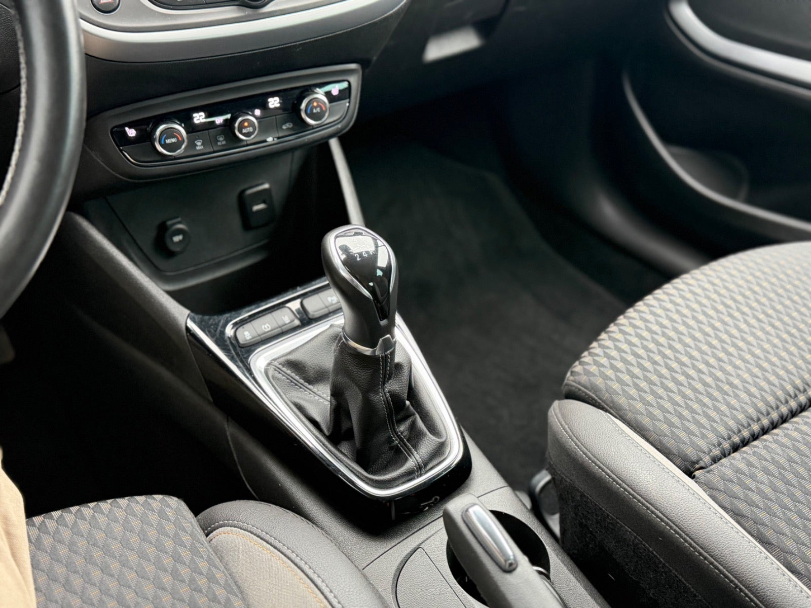 Hvid Opel Crossland X fra 2018