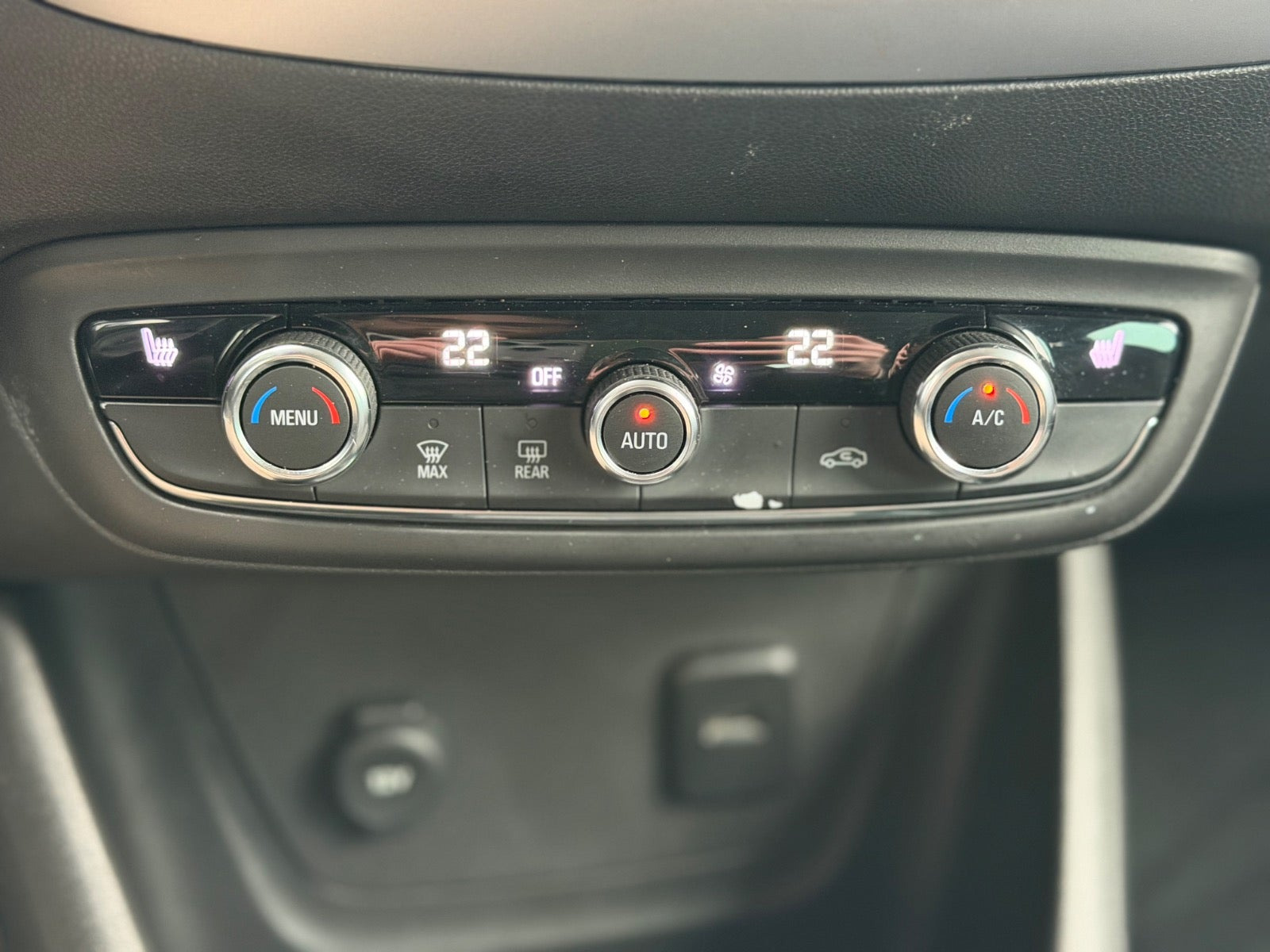 Hvid Opel Crossland X fra 2018