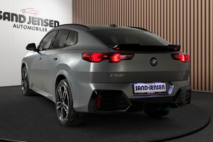 Grå BMW iX2 fra 2026