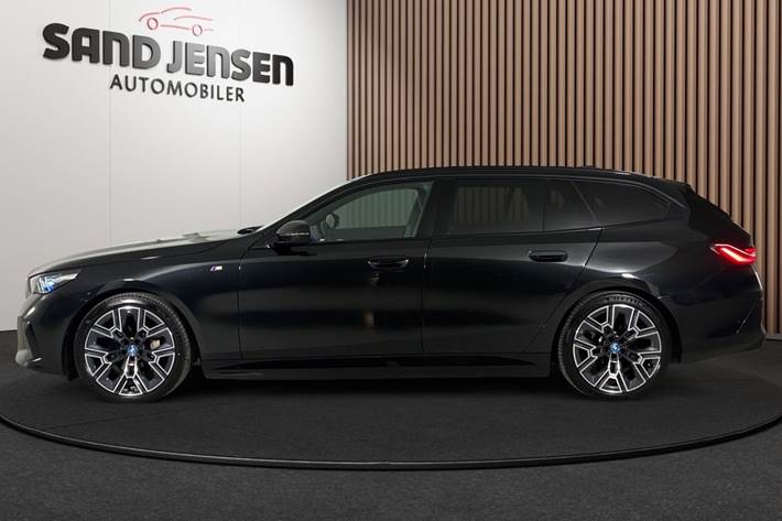 Sort BMW i5 fra 2025