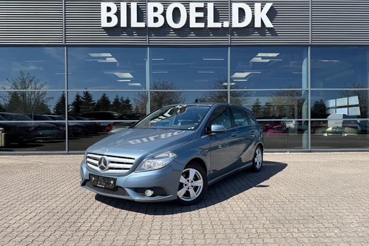 Blå Mercedes B200 fra 2012 set udefra