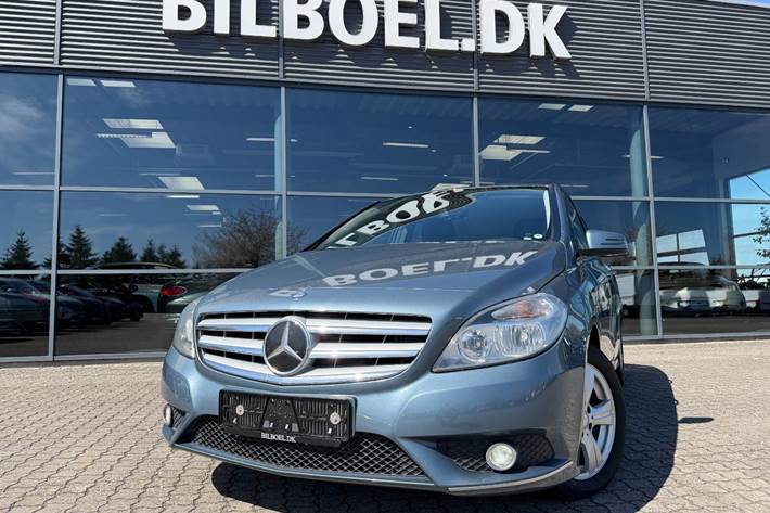 Blå Mercedes B200 fra 2012