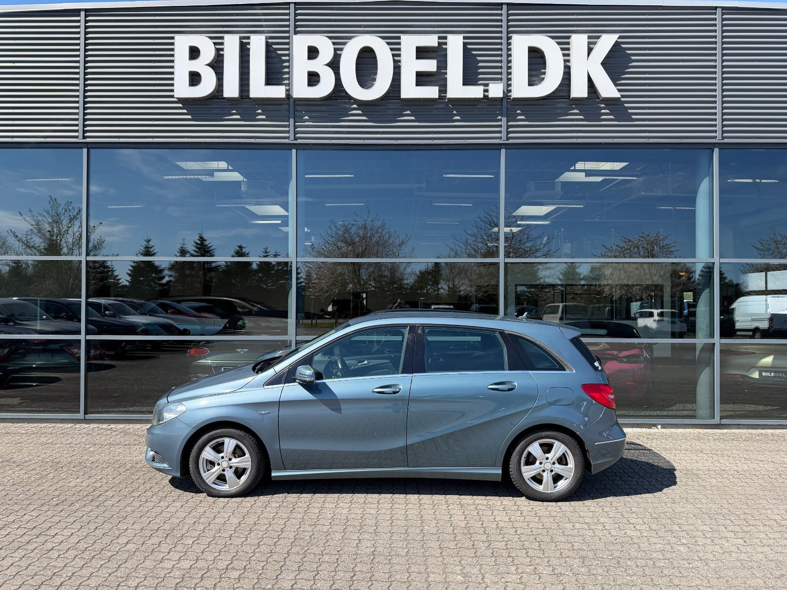 Blå Mercedes B200 fra 2012