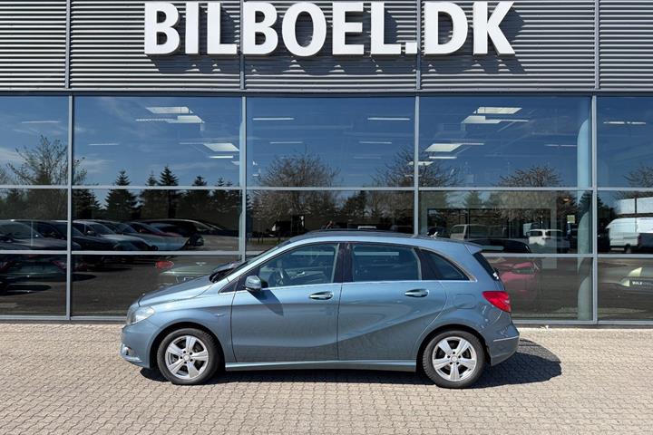 Blå Mercedes B200 fra 2012