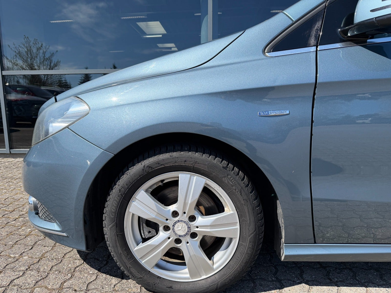 Blå Mercedes B200 fra 2012