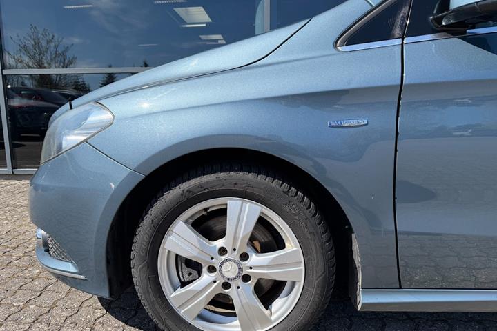 Blå Mercedes B200 fra 2012