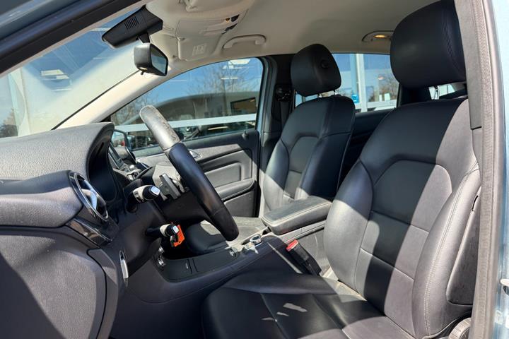 Blå Mercedes B200 fra 2012