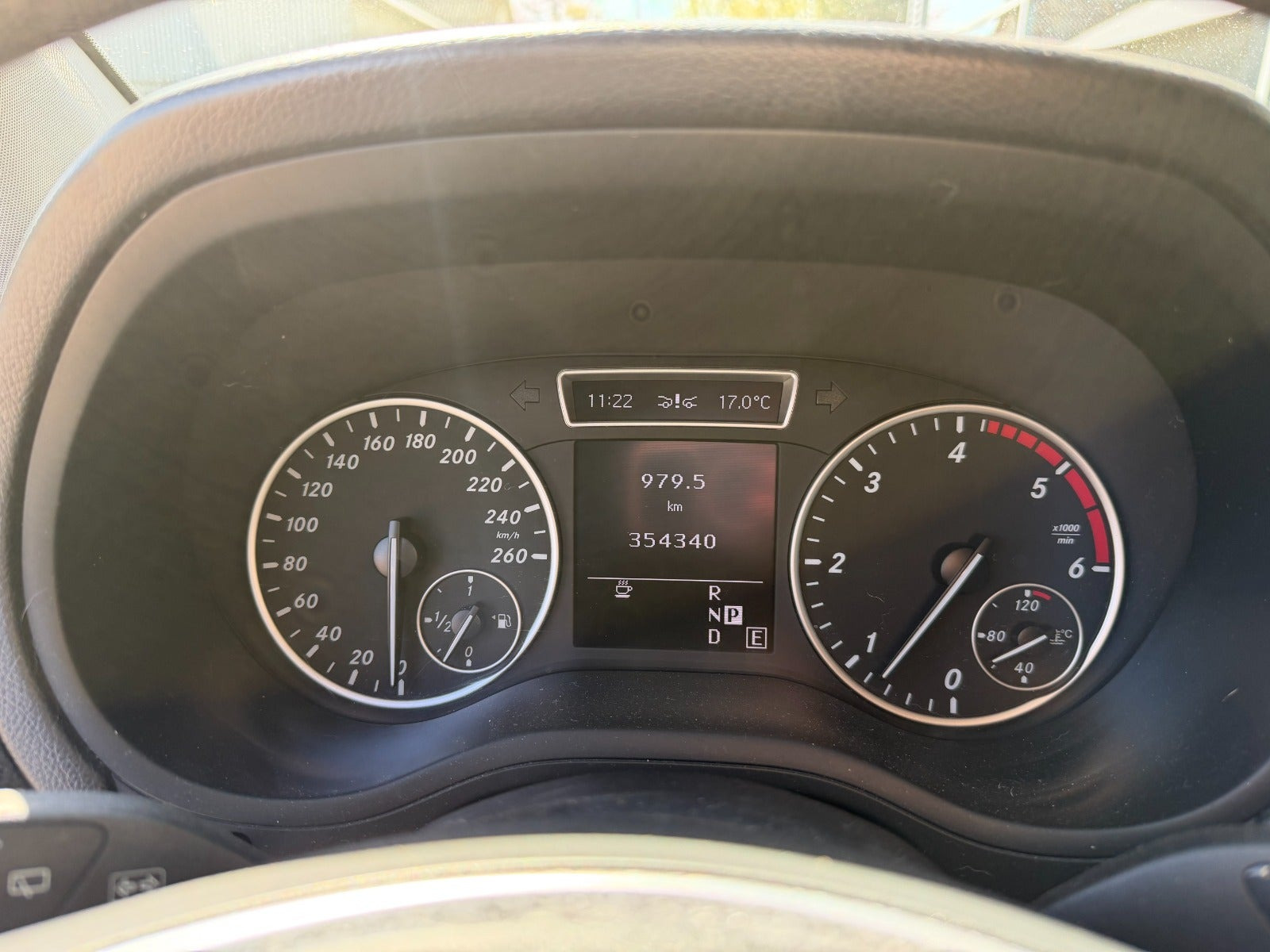 Blå Mercedes B200 fra 2012
