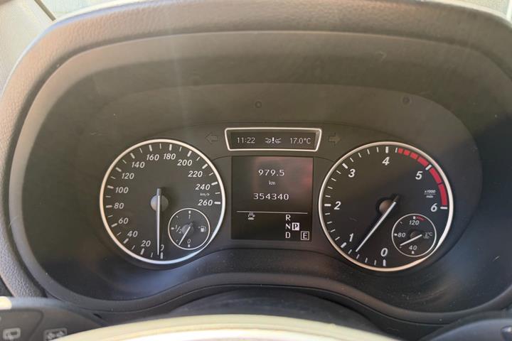 Blå Mercedes B200 fra 2012
