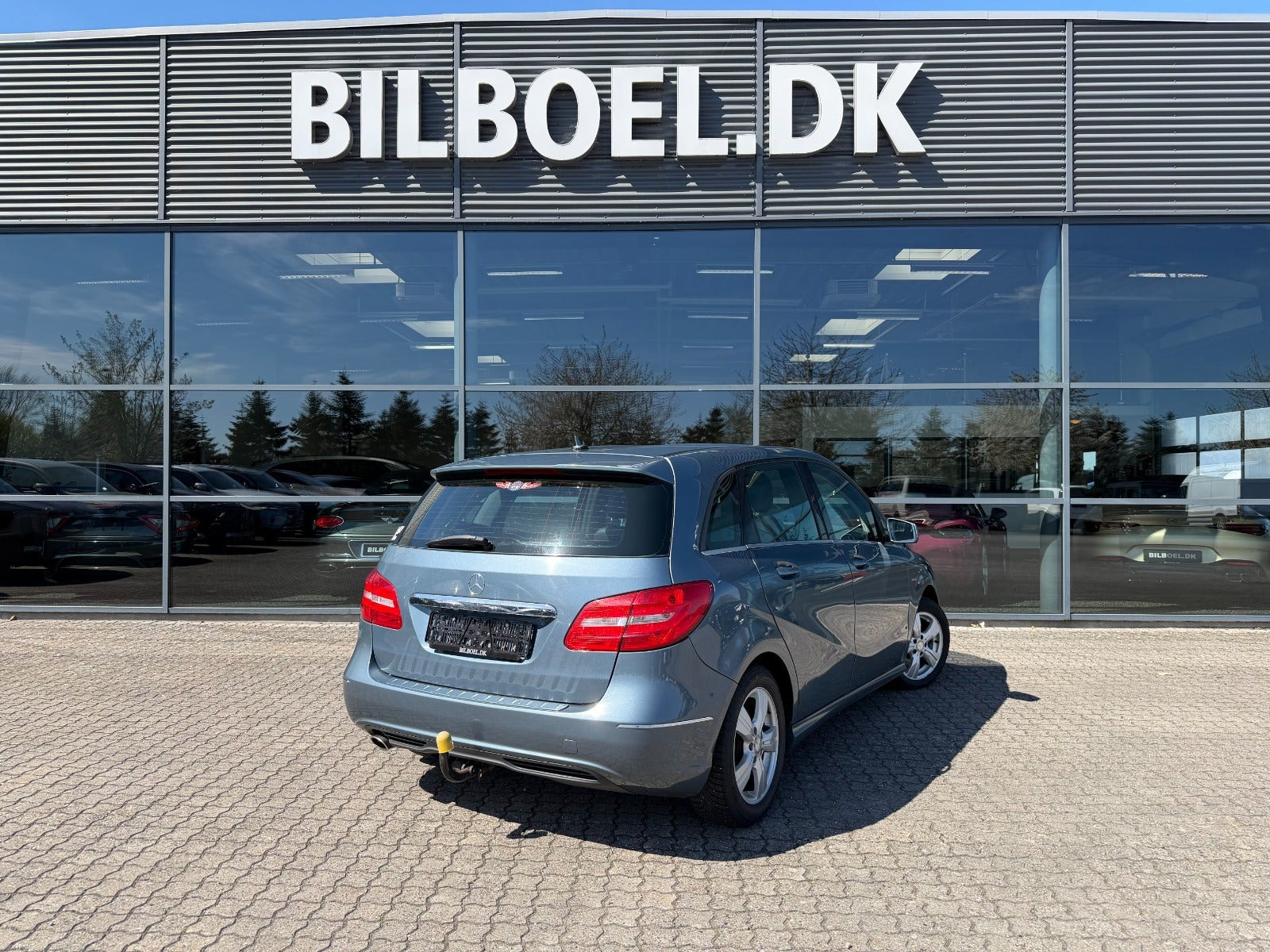 Blå Mercedes B200 fra 2012