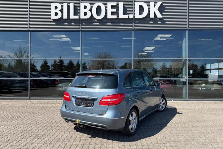 Blå Mercedes B200 fra 2012