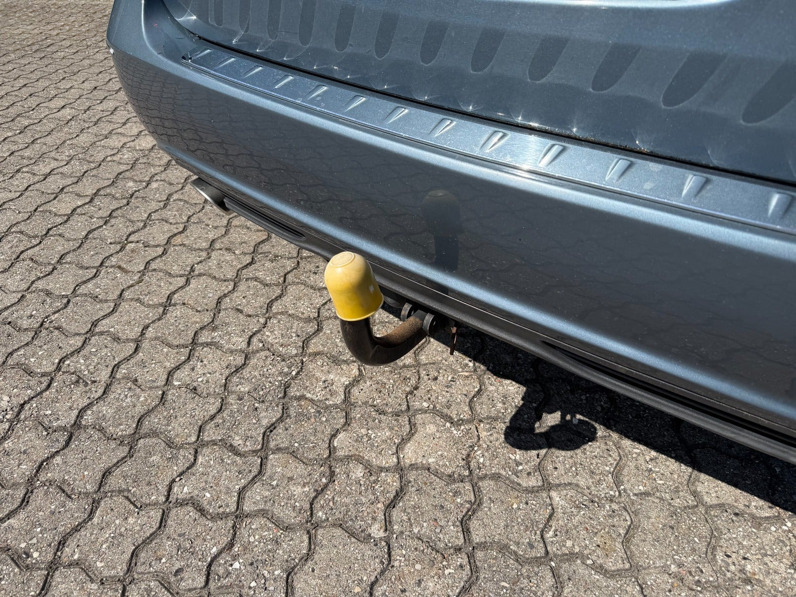 Blå Mercedes B200 fra 2012