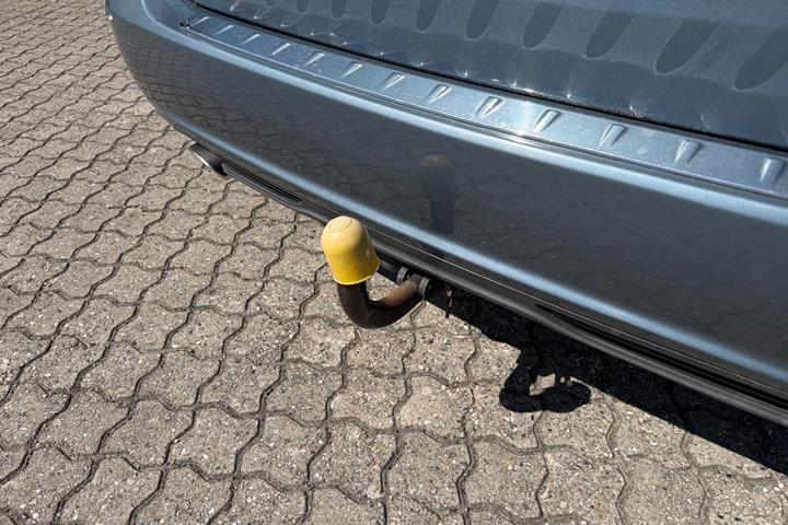 Blå Mercedes B200 fra 2012