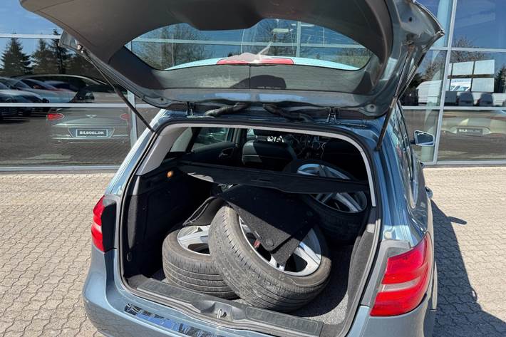 Blå Mercedes B200 fra 2012