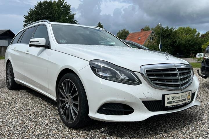 Hvid Mercedes E200 fra 2016 set udefra
