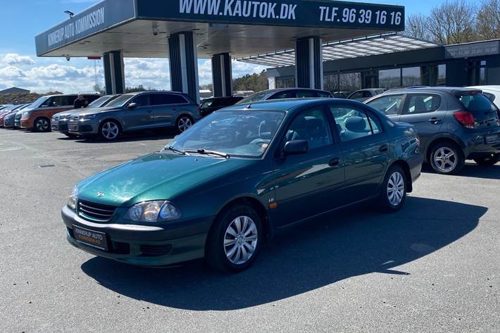 Grøn Toyota Avensis fra 1999