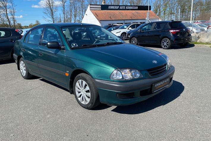 Grøn Toyota Avensis fra 1999
