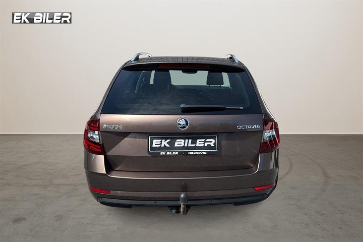 Brun Skoda Octavia fra 2018