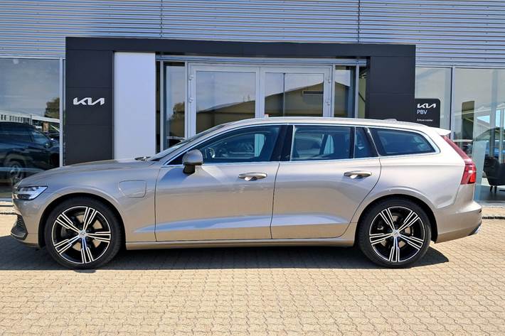 Grå Volvo V60 fra 2020
