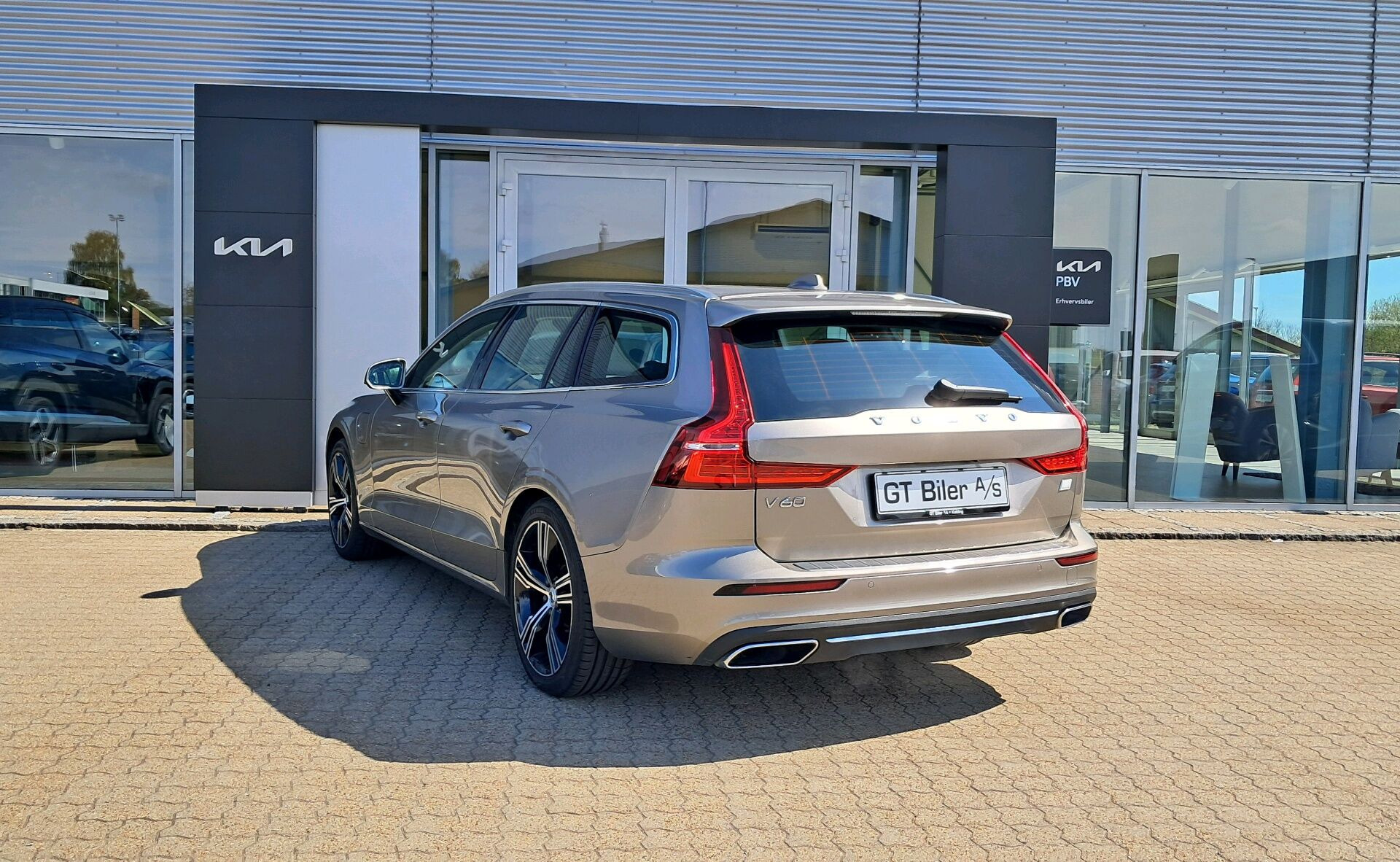 Grå Volvo V60 fra 2020