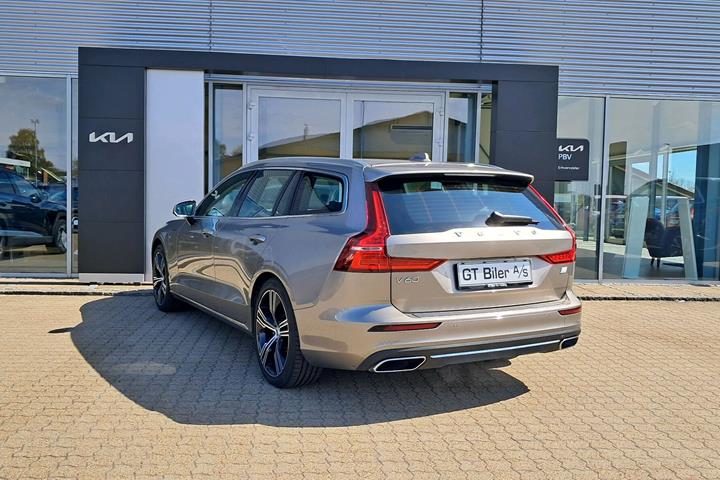 Grå Volvo V60 fra 2020