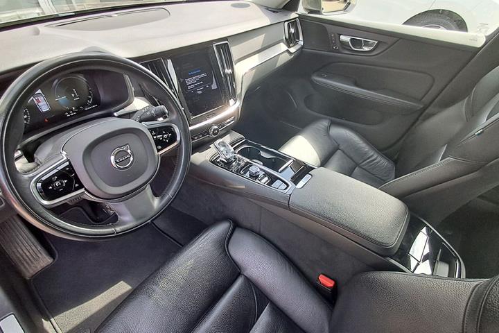 Grå Volvo V60 fra 2020