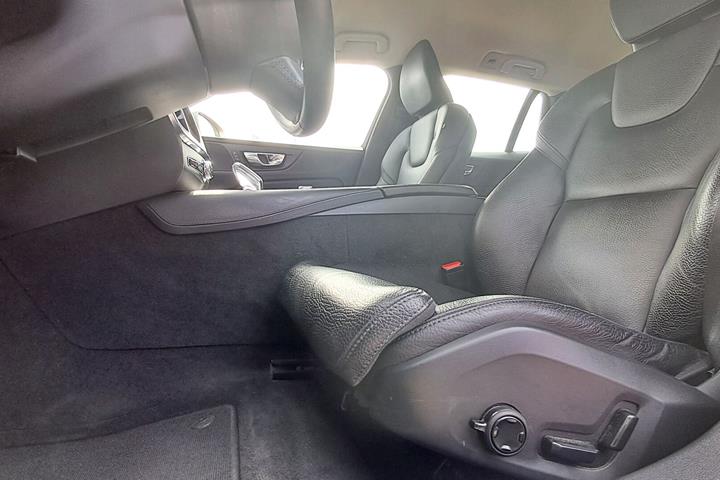 Grå Volvo V60 fra 2020