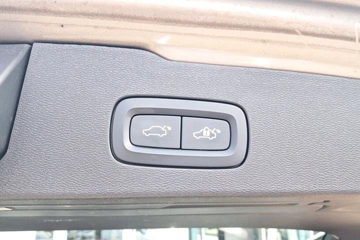 Grå Volvo V60 fra 2020