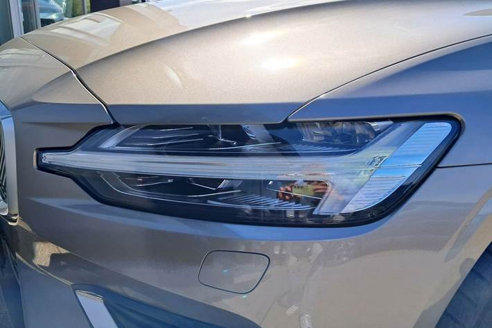 Grå Volvo V60 fra 2020