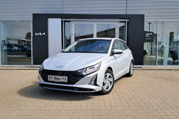 Grå Hyundai i20 fra 2025 set udefra