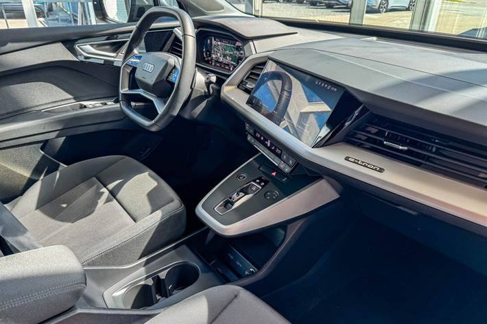 Grå Audi Q4 fra 2024