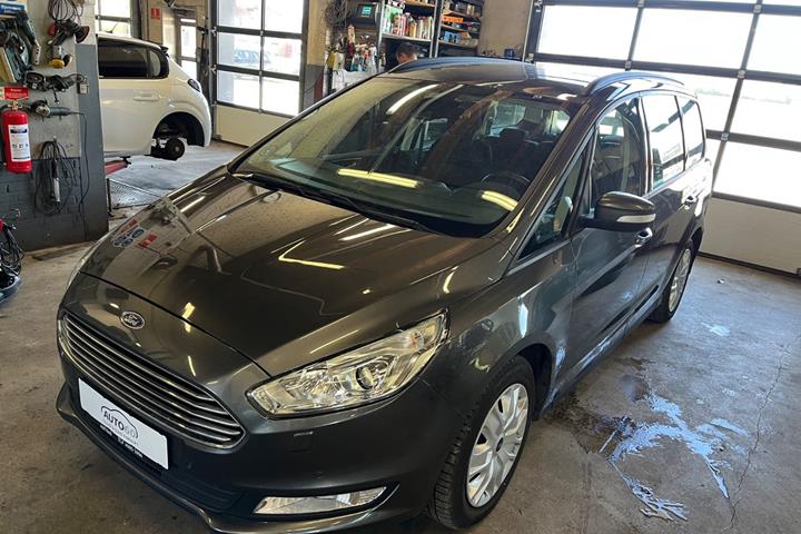 Grå Ford Galaxy fra 2017 set udefra