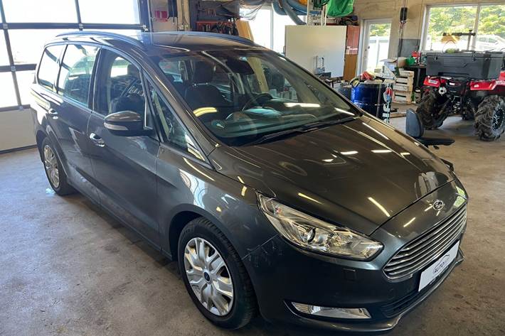 Grå Ford Galaxy fra 2017