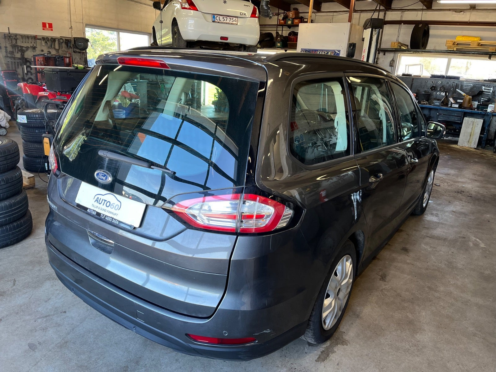 Grå Ford Galaxy fra 2017