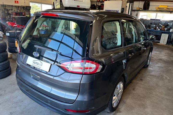 Grå Ford Galaxy fra 2017