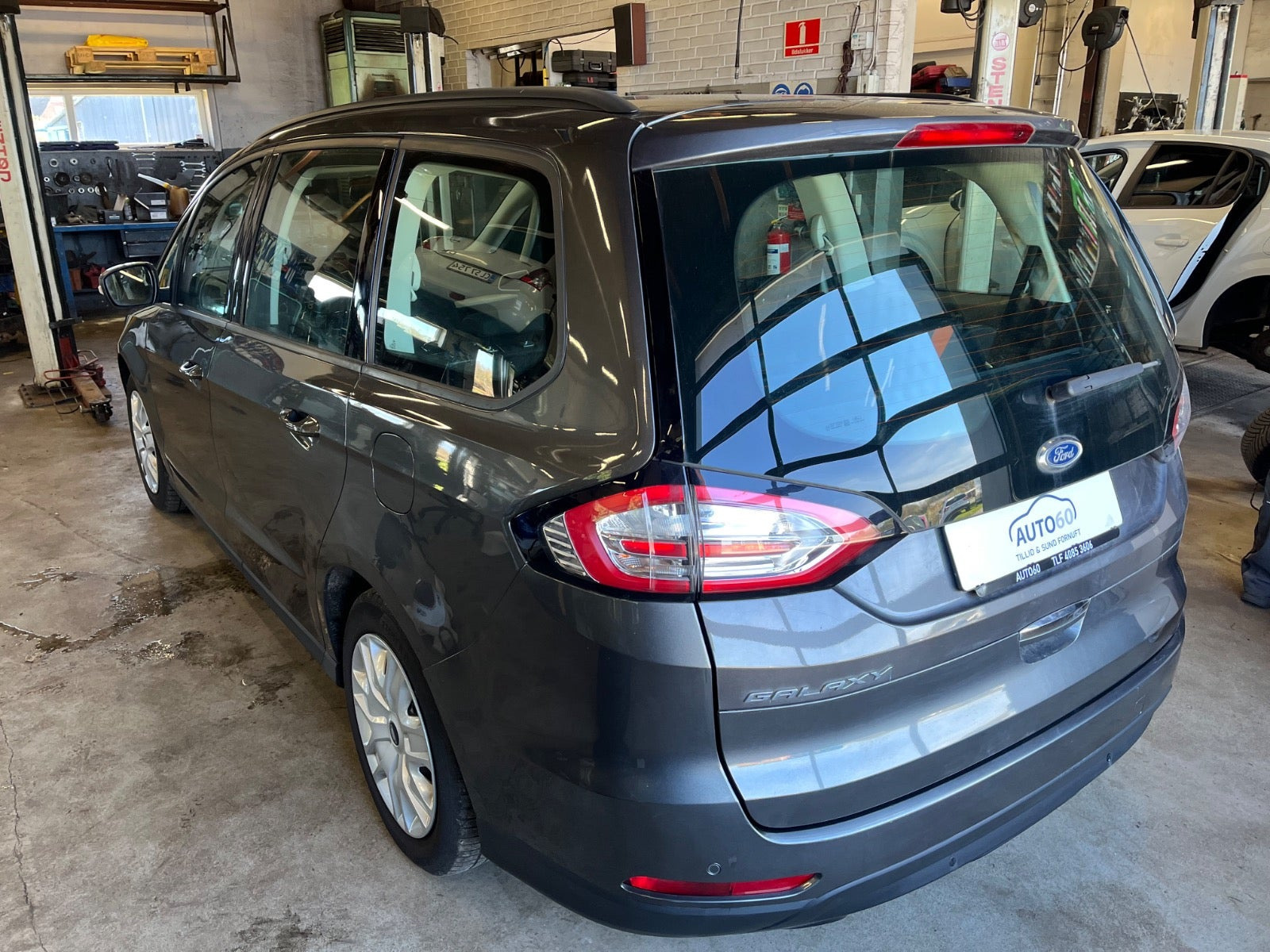 Grå Ford Galaxy fra 2017