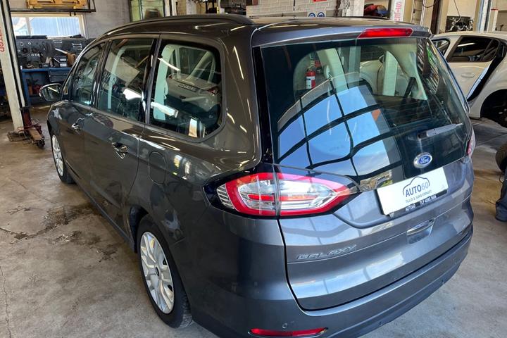 Grå Ford Galaxy fra 2017