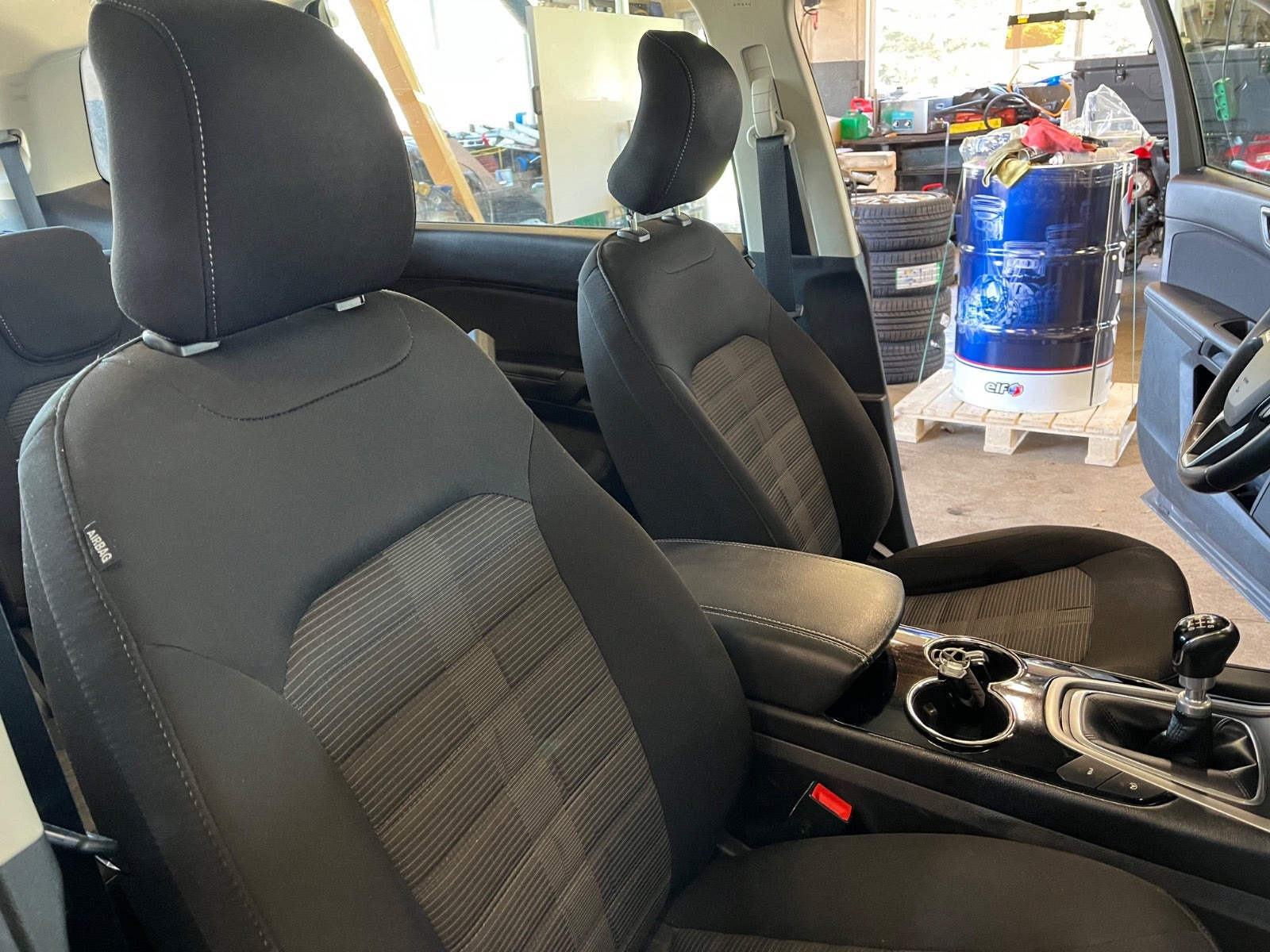 Grå Ford Galaxy fra 2017