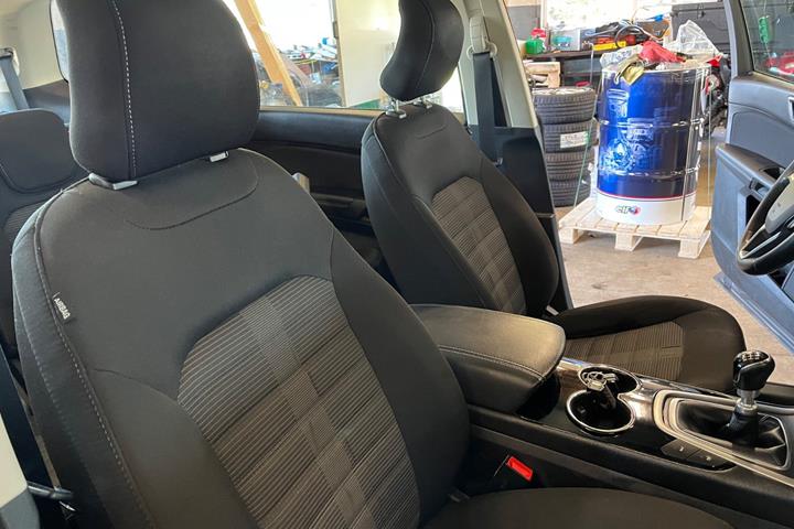 Grå Ford Galaxy fra 2017