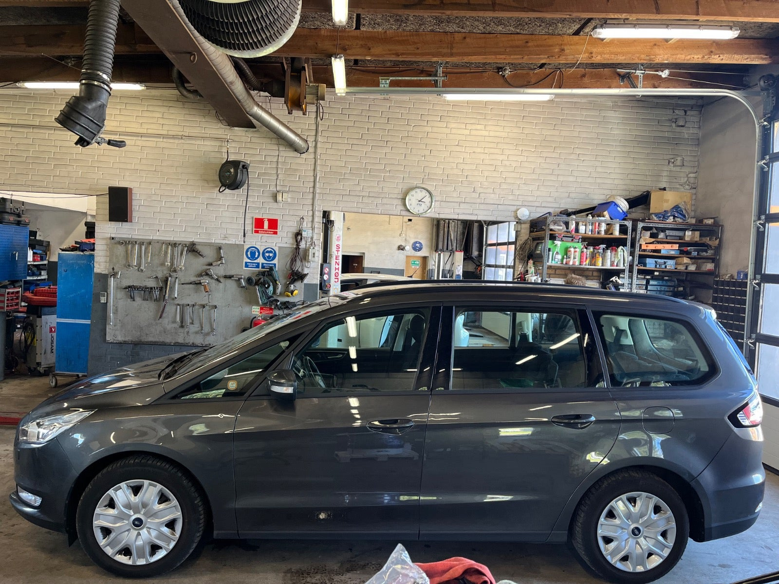 Grå Ford Galaxy fra 2017