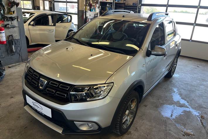 Grå Dacia Sandero Stepway fra 2016