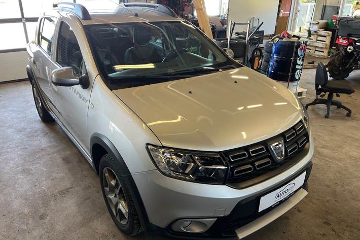 Grå Dacia Sandero Stepway fra 2016