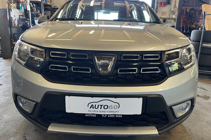 Grå Dacia Sandero Stepway fra 2016